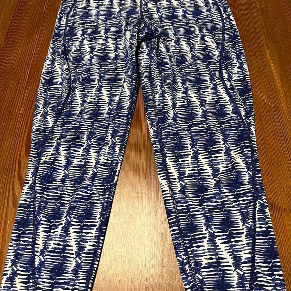 Vineyard Vines Watercolor Lines Printed Performance Leggings - Picture 3 of 5